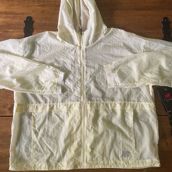 New NWT New Balance Impact Run Light Jacket Packable Yellow Women’s Large L - Picture 2 of 15